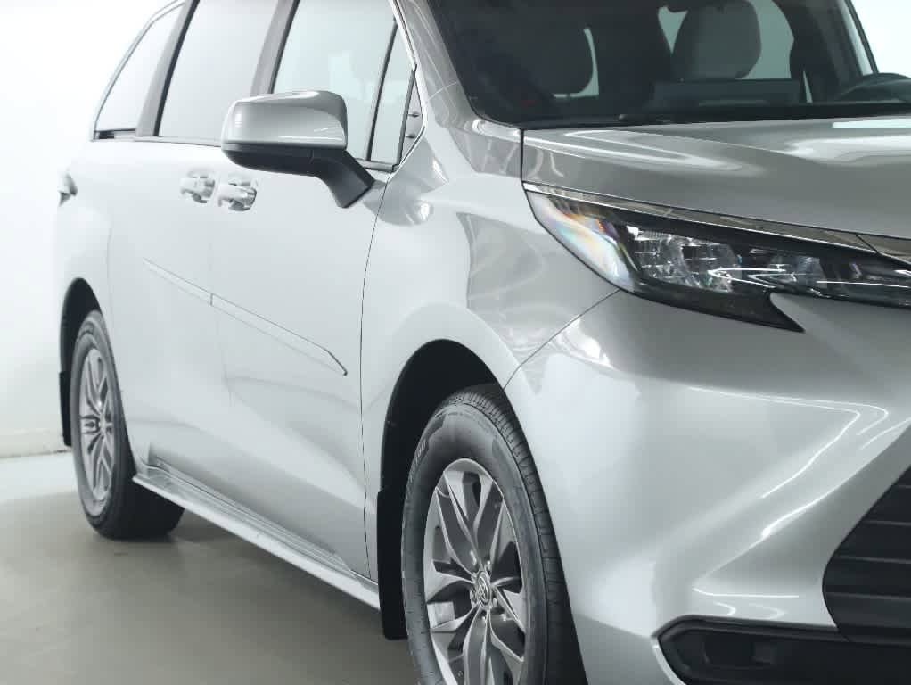Used 2025 Toyota Sienna LE FWD image 8