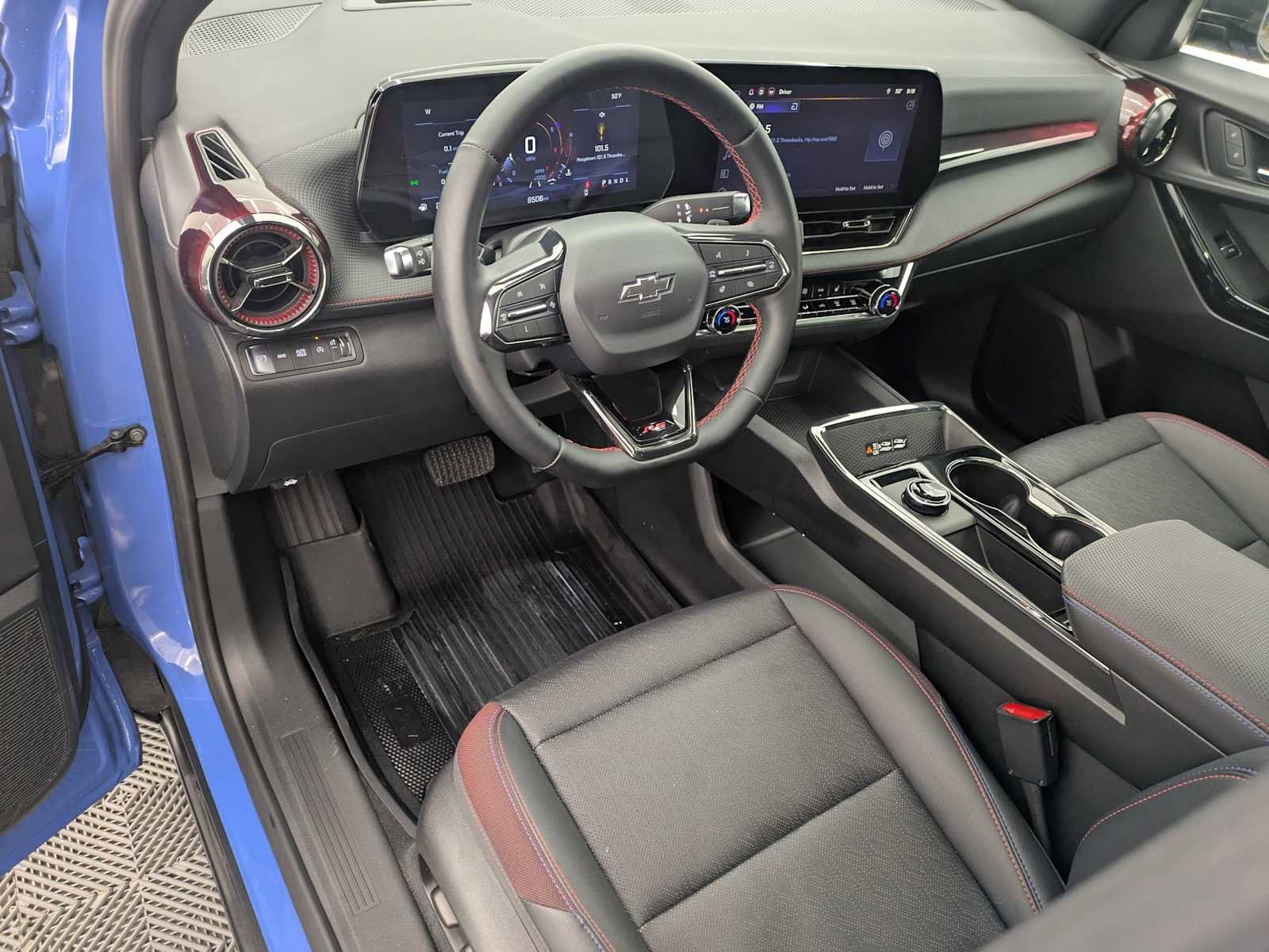 Used 2025 Chevrolet Equinox RS image 2