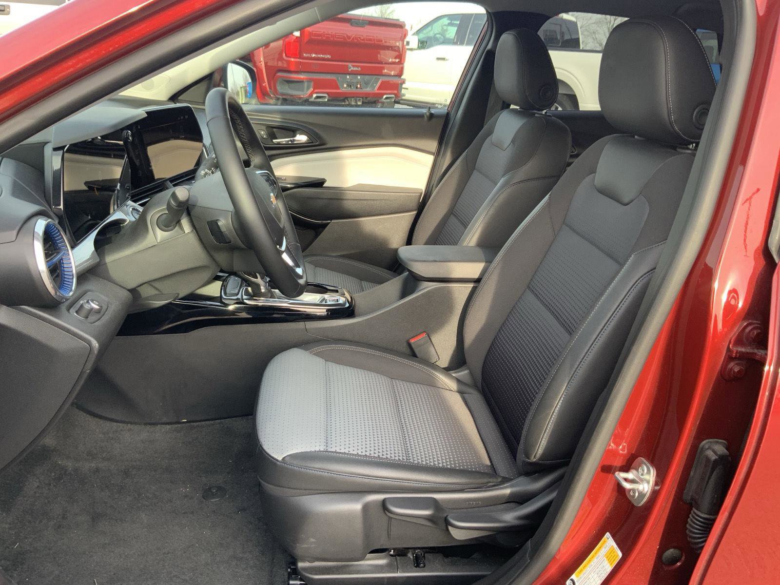 Used 2025 Chevrolet Trax LT w/ LT Convenience Package image 21