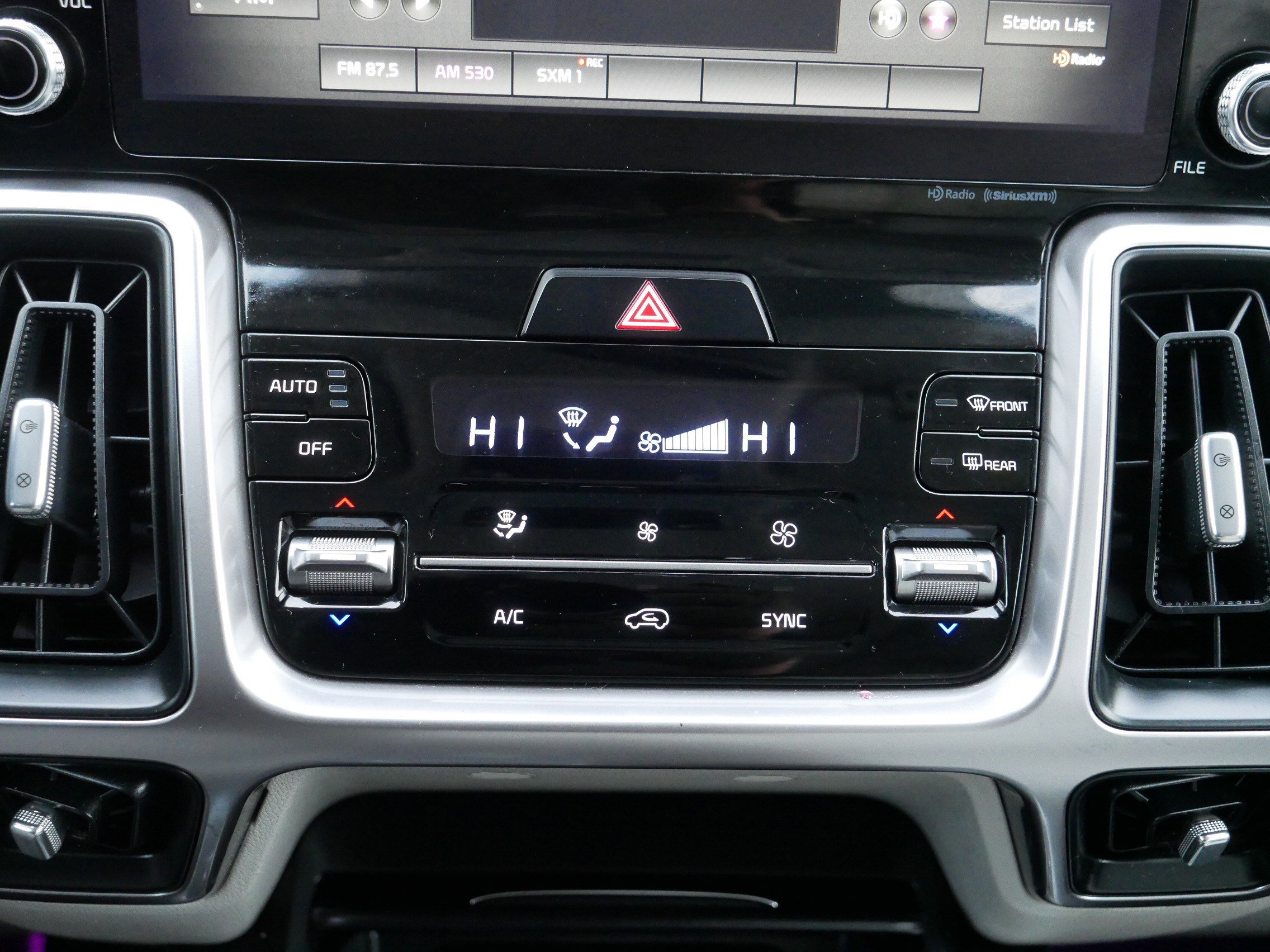 Certified 2022 Kia Sorento S w/ Panoramic Sunroof Package image 23