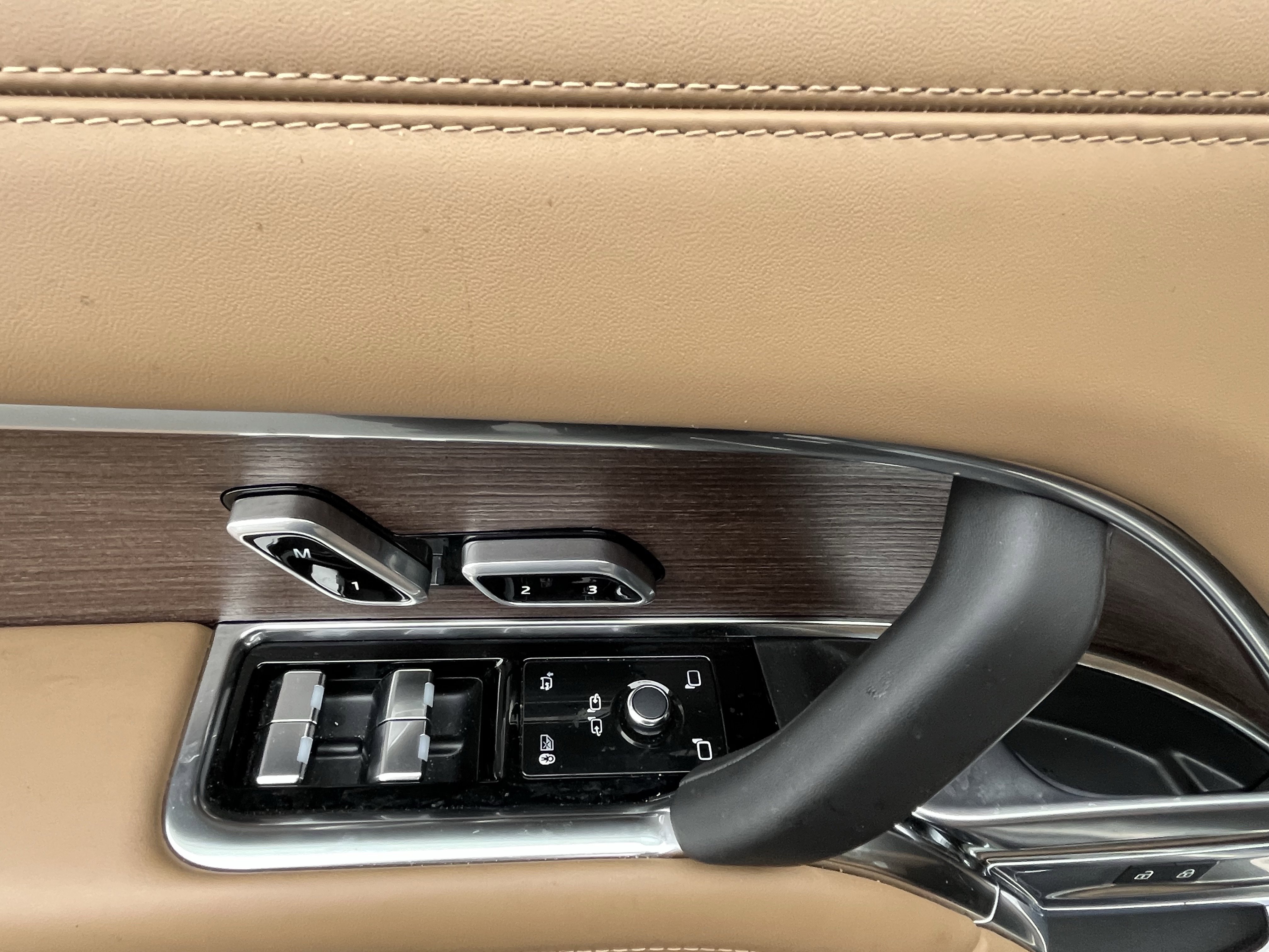 Certified 2025 Land Rover Range Rover SE image 15