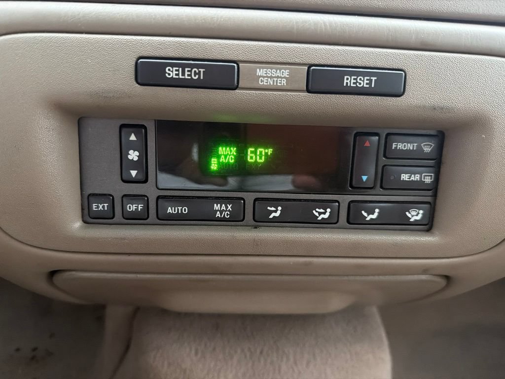 Used 2001 Lincoln Town Car Signature RWD image 3