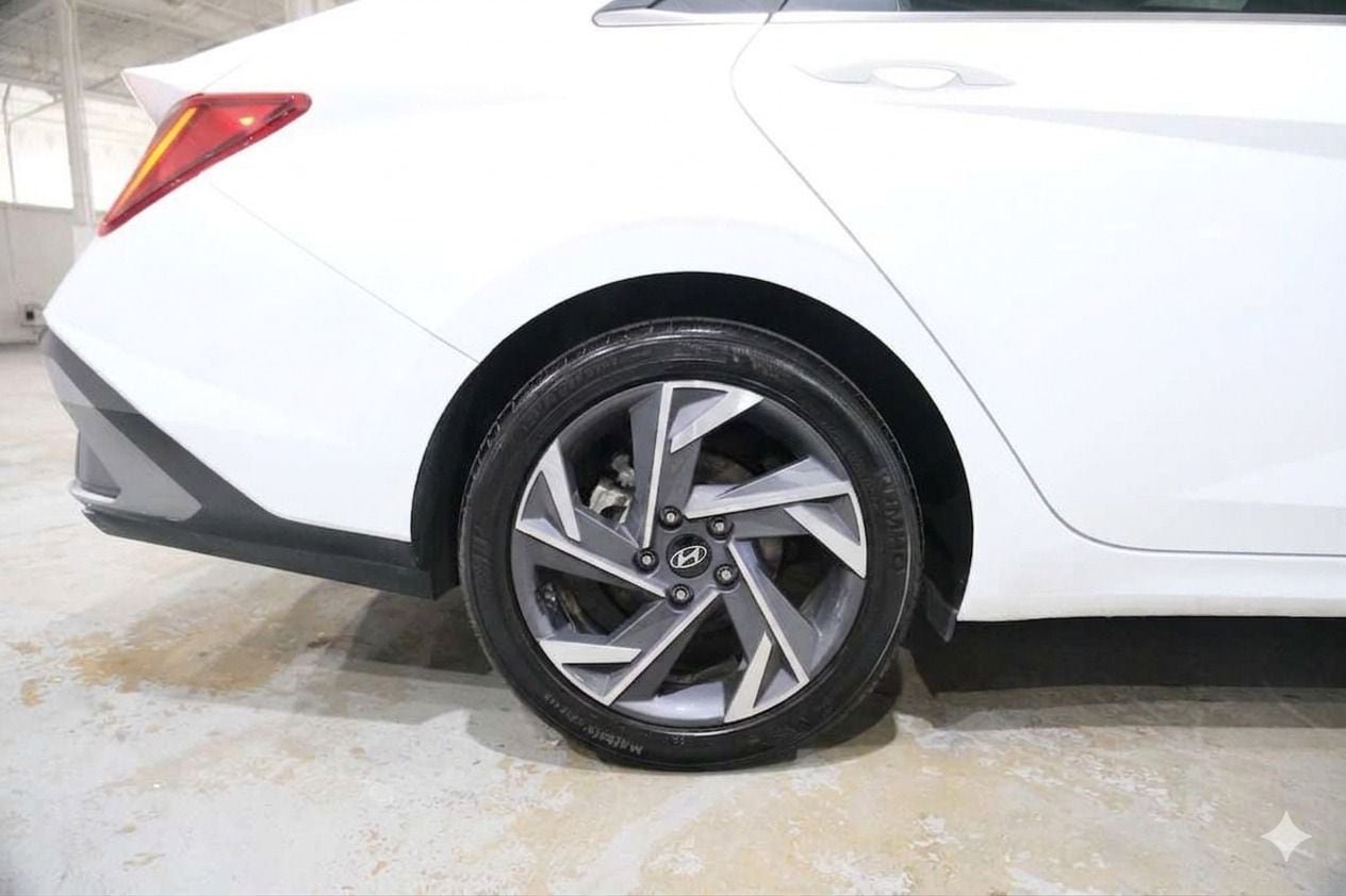Used 2025 Hyundai Elantra SEL FWD image 12