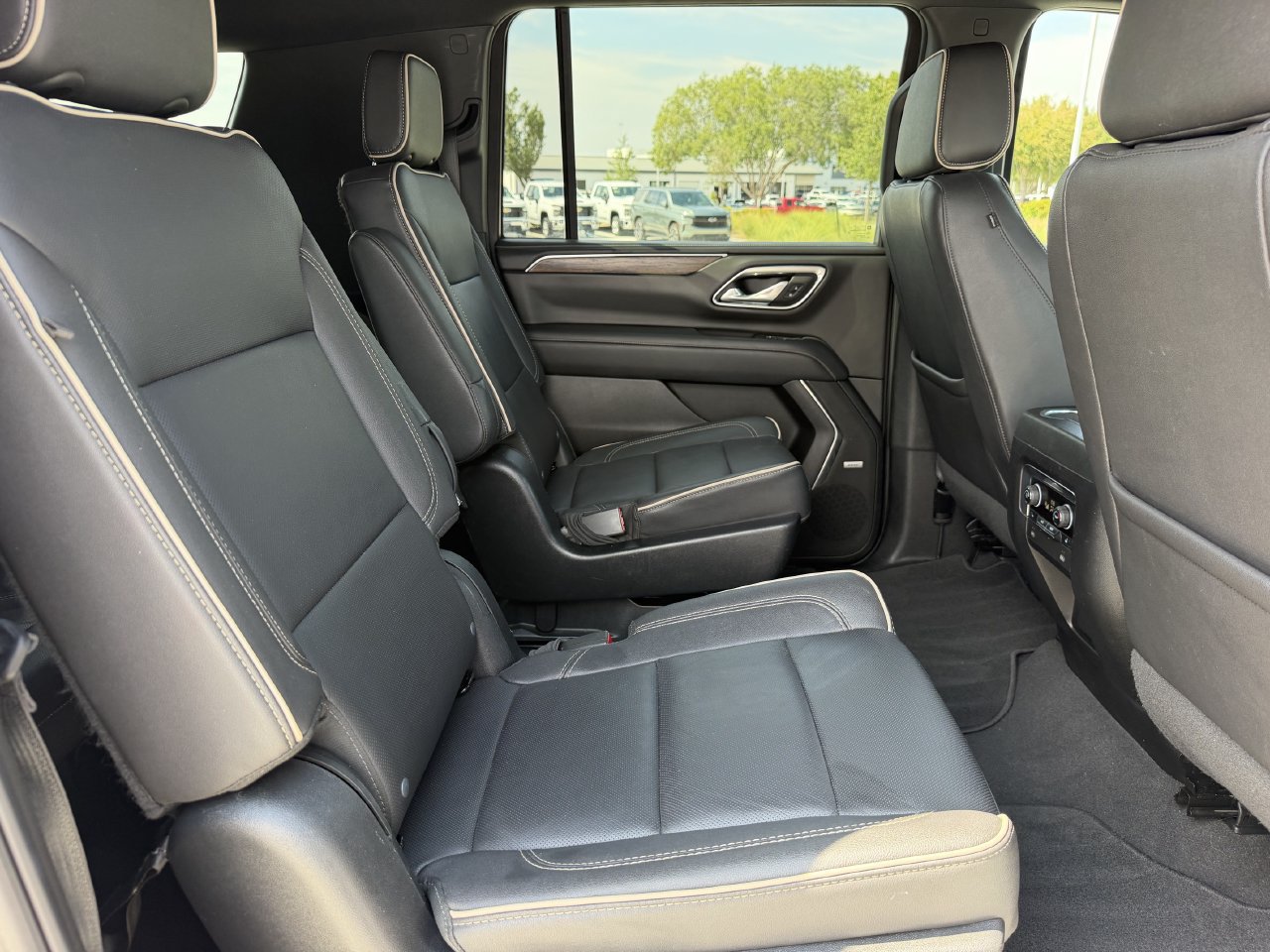 Used 2023 Chevrolet Suburban Premier AWD/4WD image 28