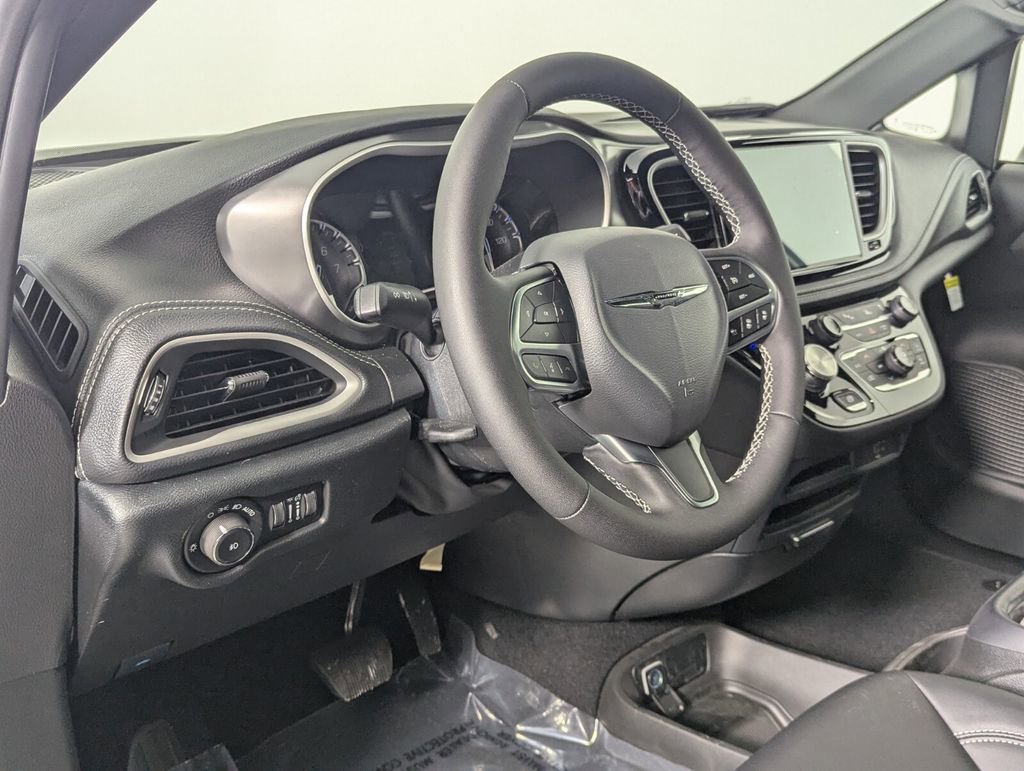 New 2026 Chrysler Pacifica Select FWD image 13