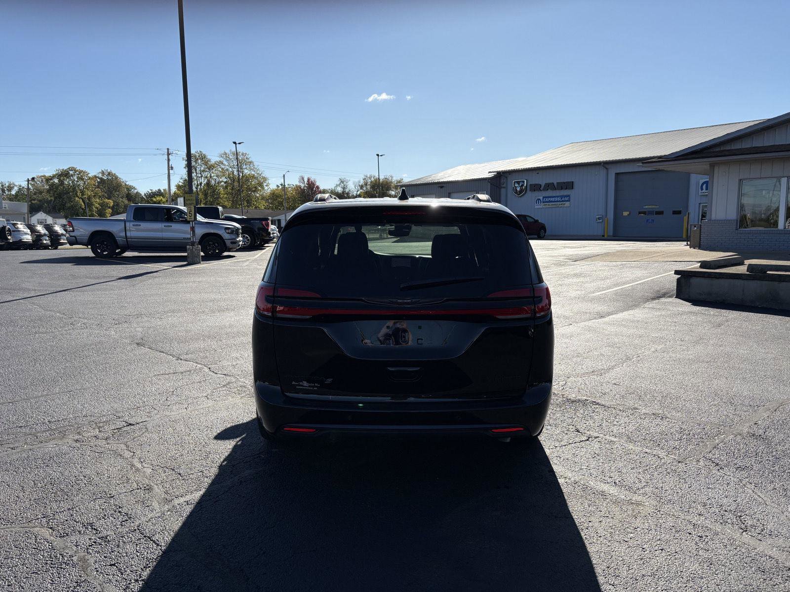 Used 2025 Chrysler Pacifica Limited image 30