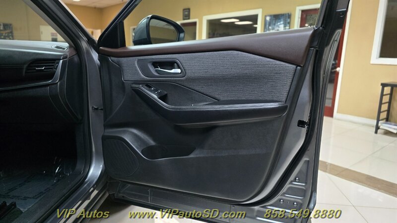 Used 2023 Nissan Rogue SV FWD image 12