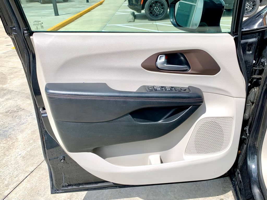 Used 2018 Chrysler Pacifica Touring-L Plus FWD image 10