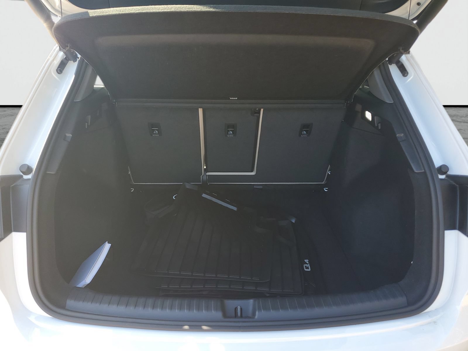 Used 2025 Audi Q4 e-tron Premium w/ Convenience Package RWD image 8