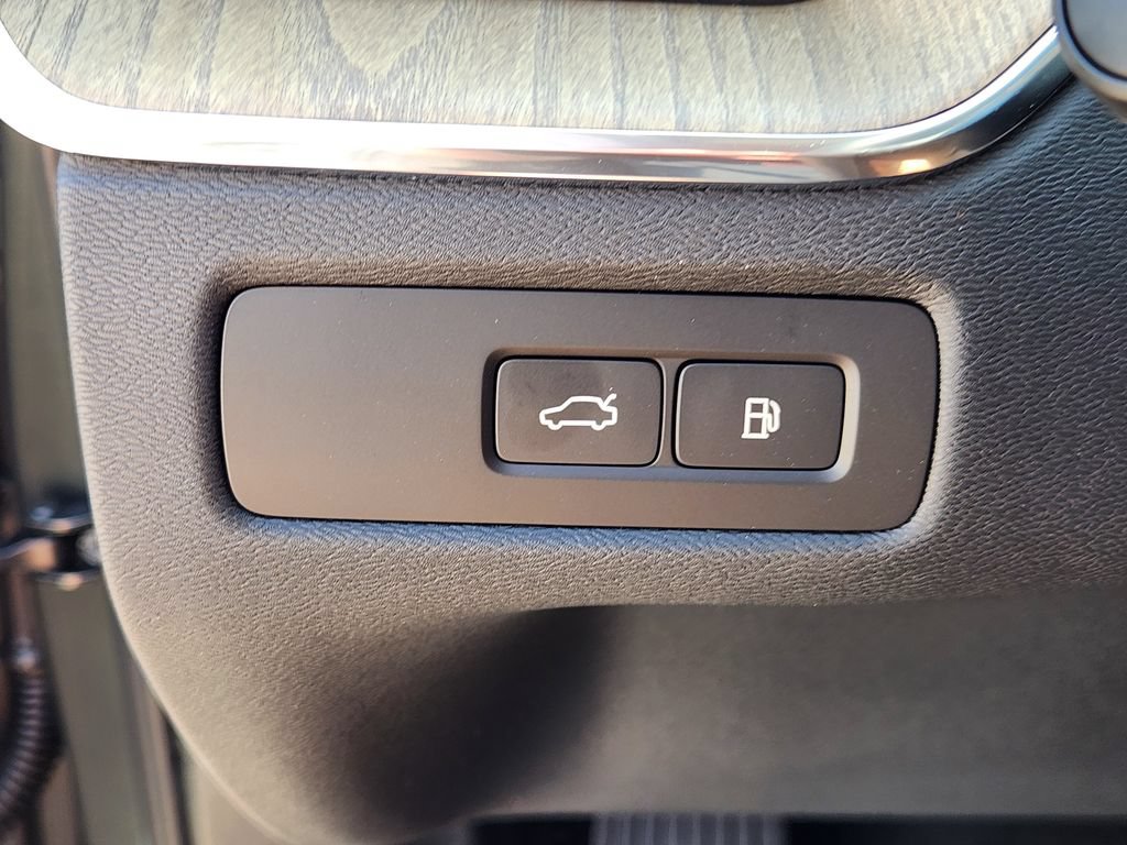 New 2026 Volvo XC60 T8 Plus w/ Protection Package Premier AWD/4WD image 18