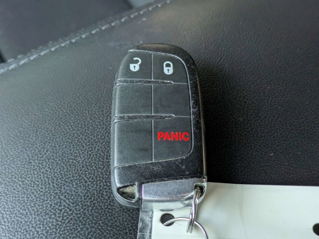 Used 2021 Jeep Grand Cherokee Laredo image 40