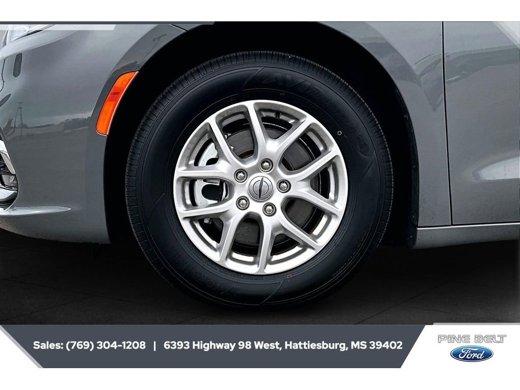 Used 2023 Chrysler Pacifica Touring-L image 7