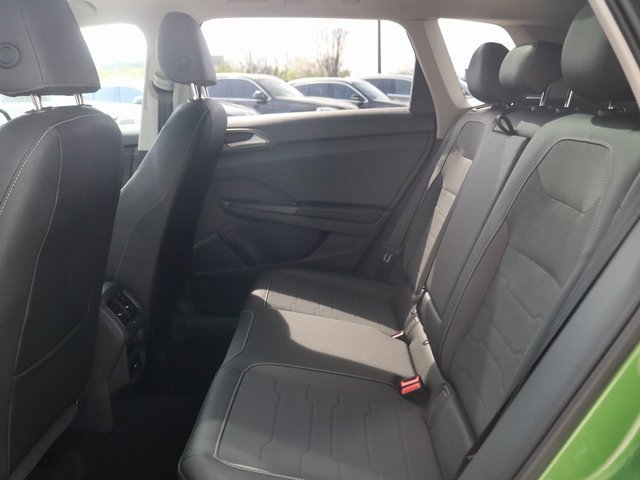 New 2025 Volkswagen Taos SE image 24
