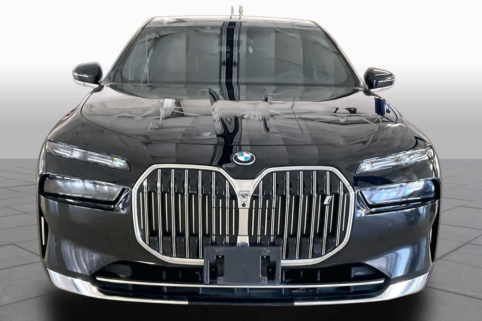 Used 2024 BMW i7 xDrive60 w/ Executive Package AWD/4WD image 3