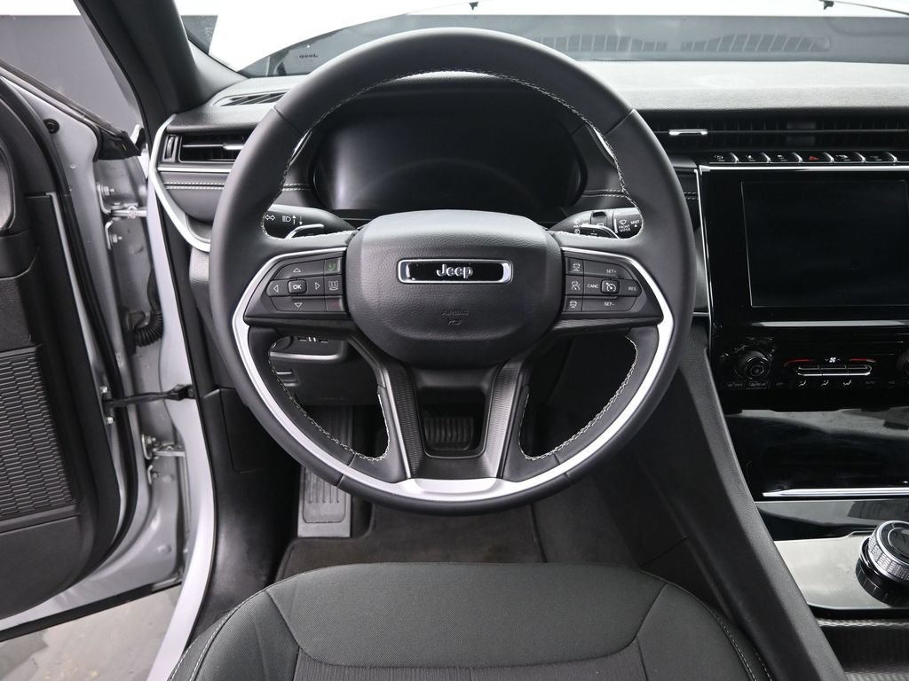 Used 2025 Jeep Grand Cherokee Laredo AWD/4WD image 31
