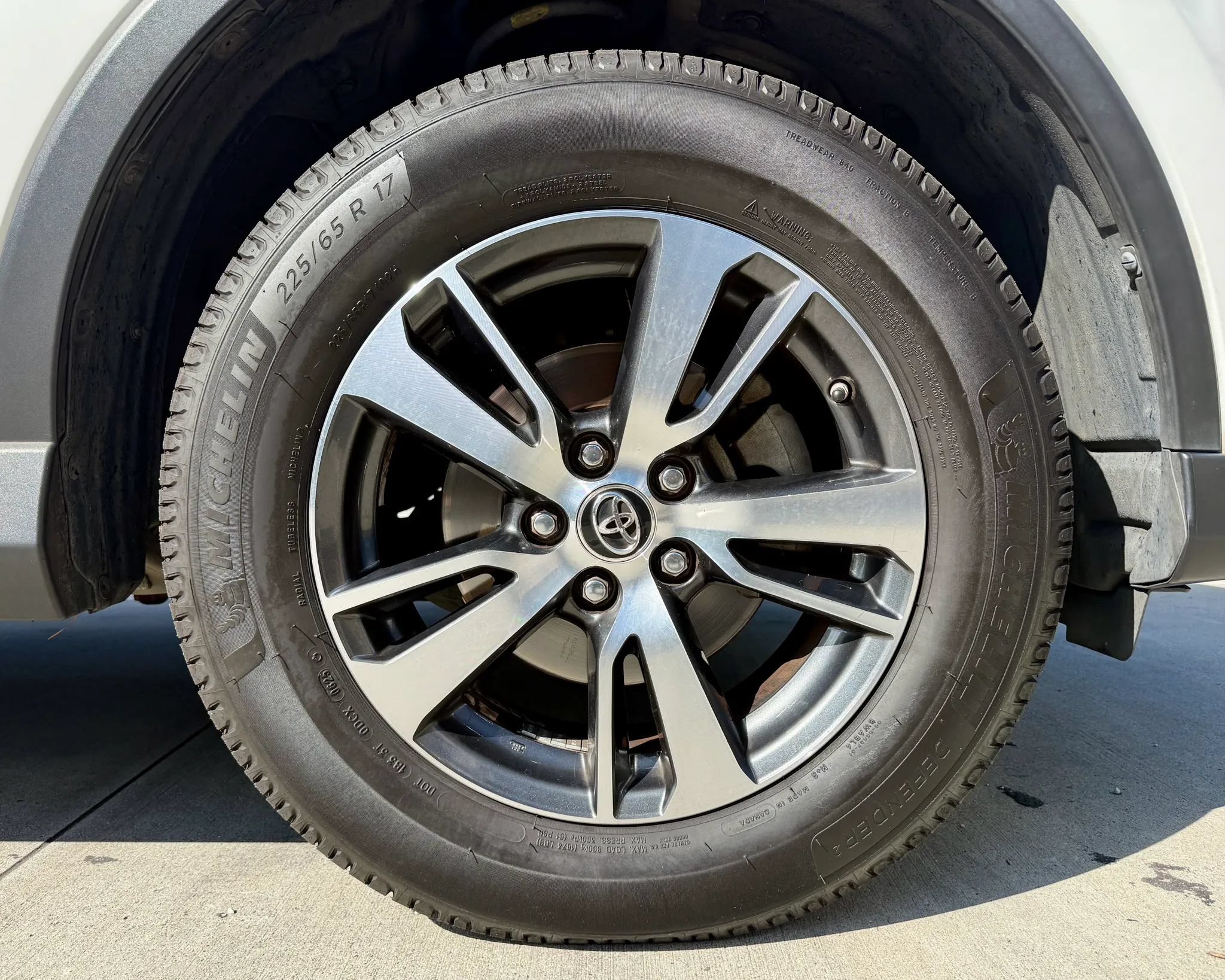 Used 2018 Toyota RAV4 XLE FWD image 26