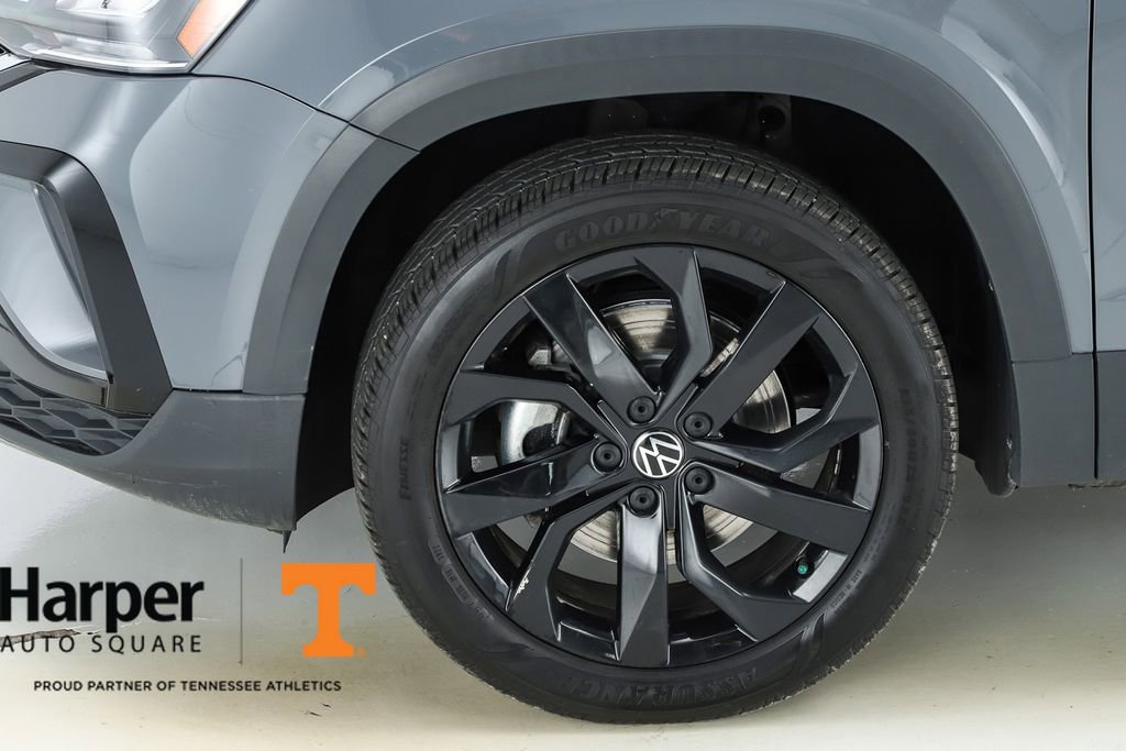 Used 2023 Volkswagen Taos SE w/ Panoramic Sunroof Package FWD image 43