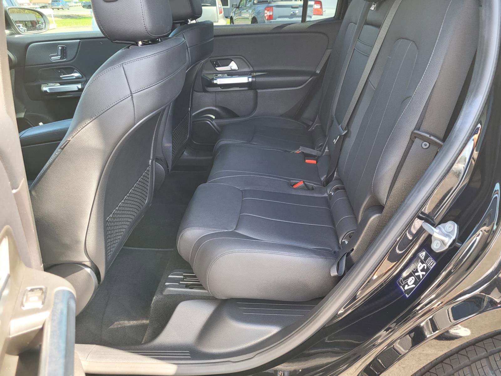 Used 2021 Mercedes-Benz GLB 250 4MATIC w/ Premium Package image 13