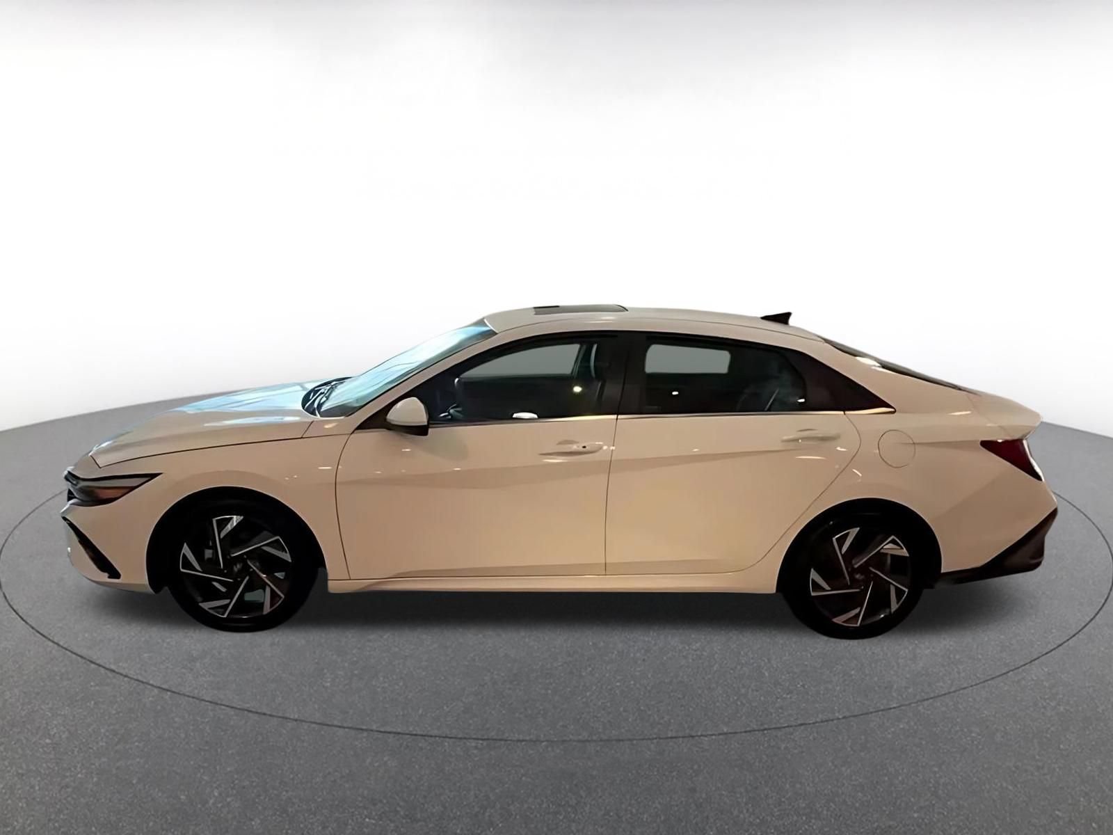 Used 2025 Hyundai Elantra SEL FWD image 10