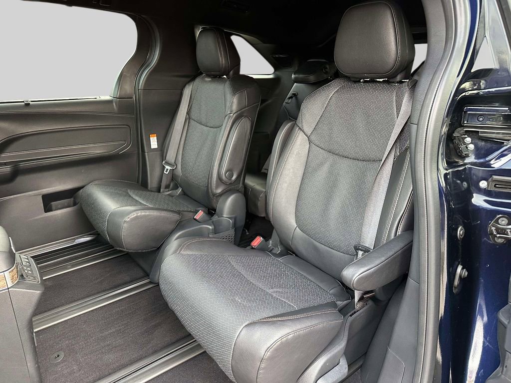Used 2025 Toyota Sienna Platinum image 15