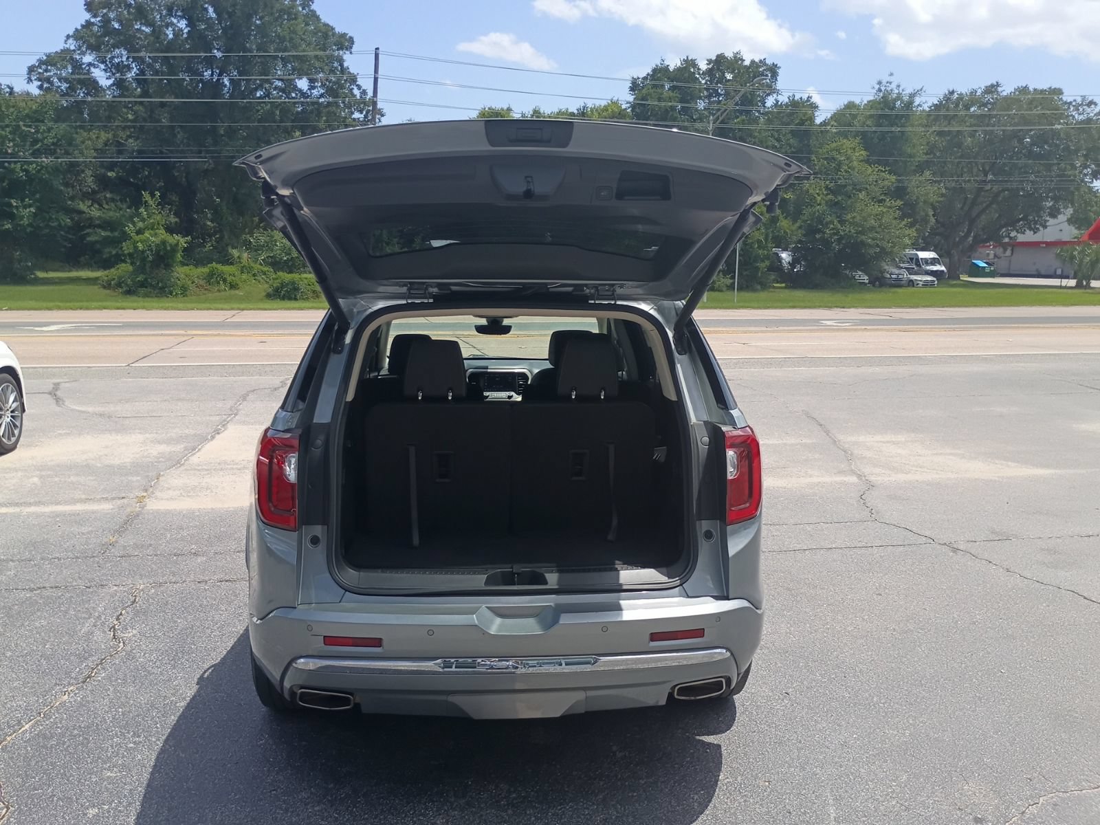 Used 2023 GMC Acadia Denali w/ Denali Ultimate Package FWD image 4
