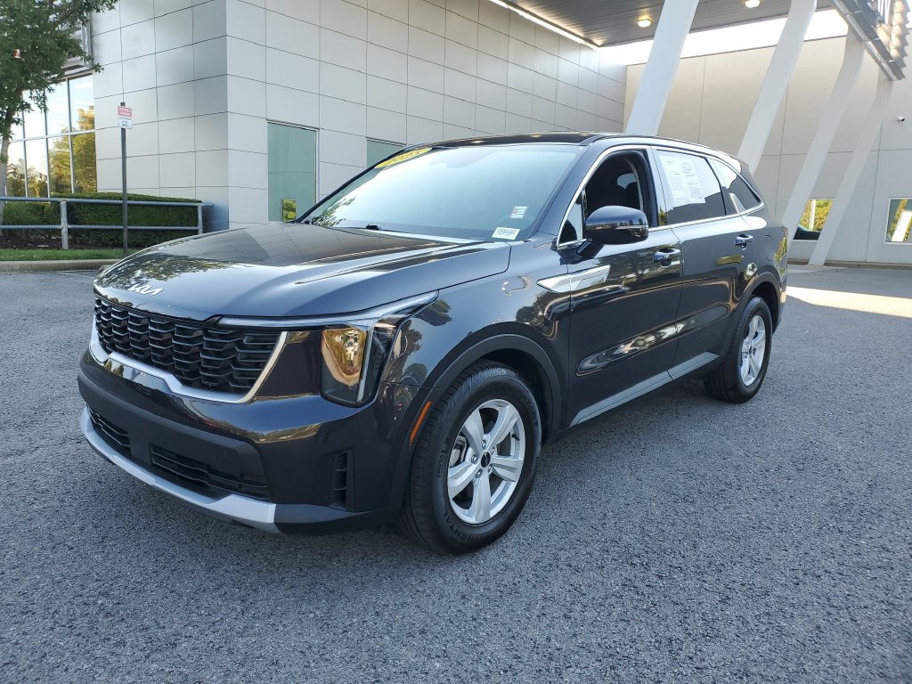 Used 2025 Kia Sorento LX FWD image 2