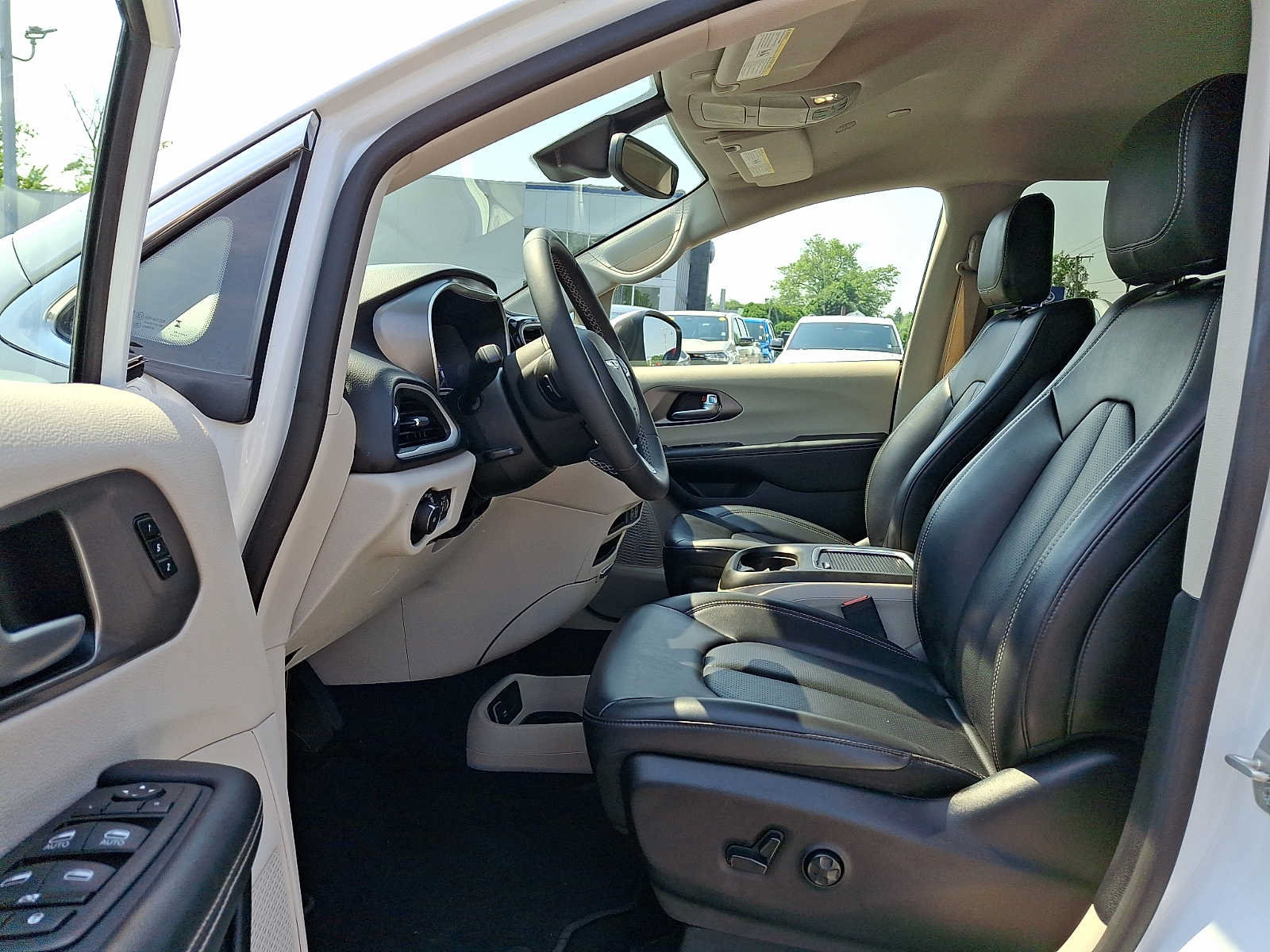 Certified 2023 Chrysler Pacifica Touring-L FWD image 17