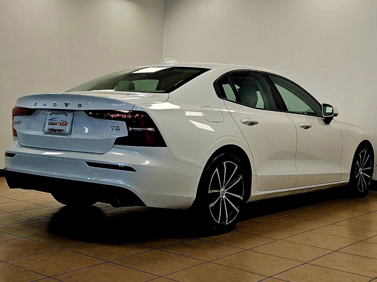 Used 2021 Volvo S60 T5 Momentum w/ Climate Package image 4