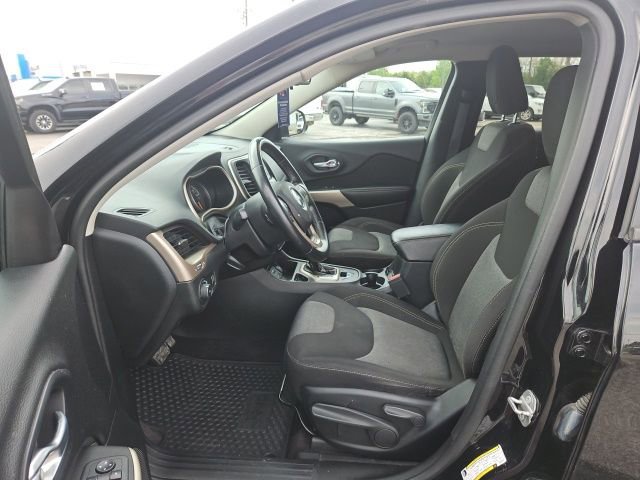 Used 2018 Jeep Cherokee Latitude w/ Altitude Package FWD image 16