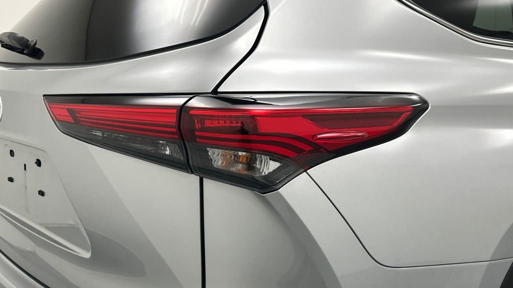 Used 2022 Toyota Highlander XLE AWD/4WD image 23
