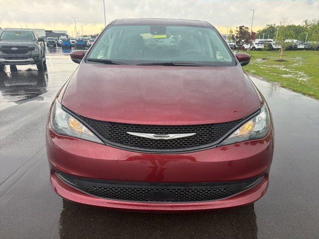 Used 2023 Chrysler Voyager LX FWD image 3