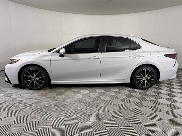 Used 2024 Toyota Camry SE w/ Convenience Package FWD image 3