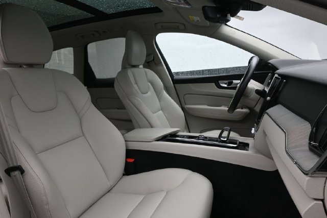 Used 2024 Volvo XC60 B5 Plus w/ Protection Package Premier AWD/4WD image 32