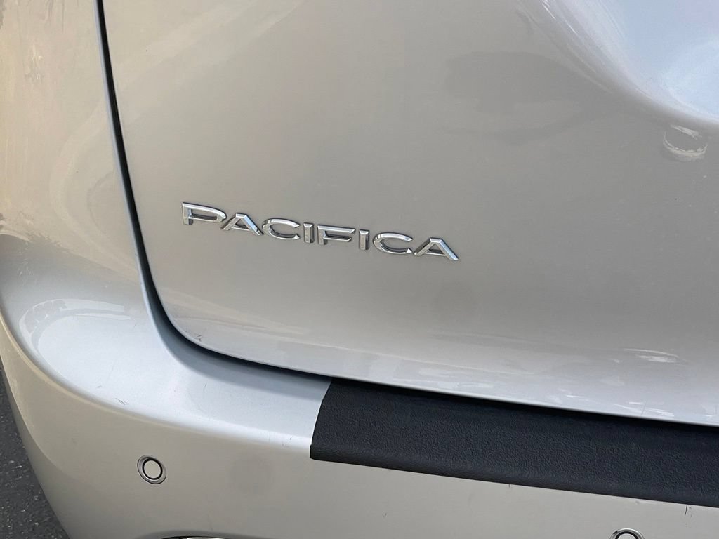 Used 2023 Chrysler Pacifica Touring-L FWD image 4