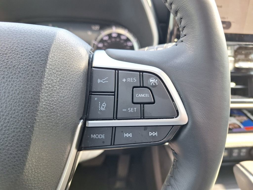 Used 2023 Toyota Highlander Bronze Edition image 17