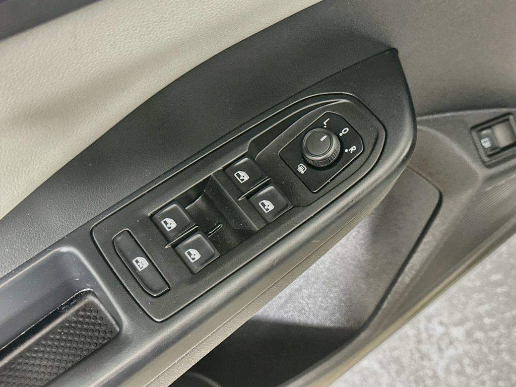 Used 2022 Volkswagen Taos SE w/ Panoramic Sunroof Package FWD image 21