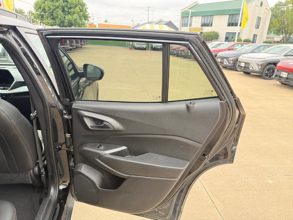 Used 2025 Chevrolet Trax LT FWD image 25