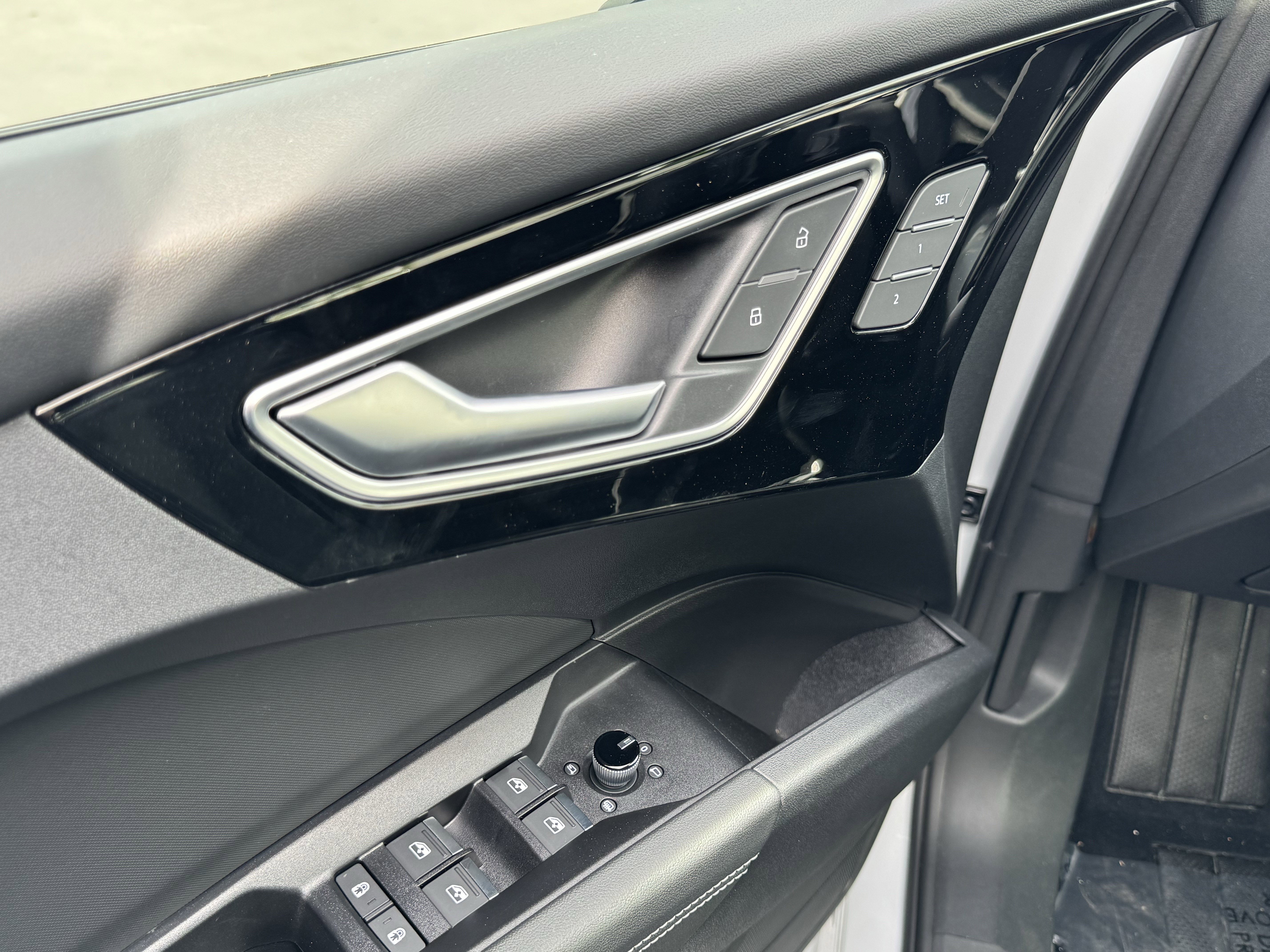 Used 2024 Audi Q4 e-tron Premium w/ Convenience Package image 14