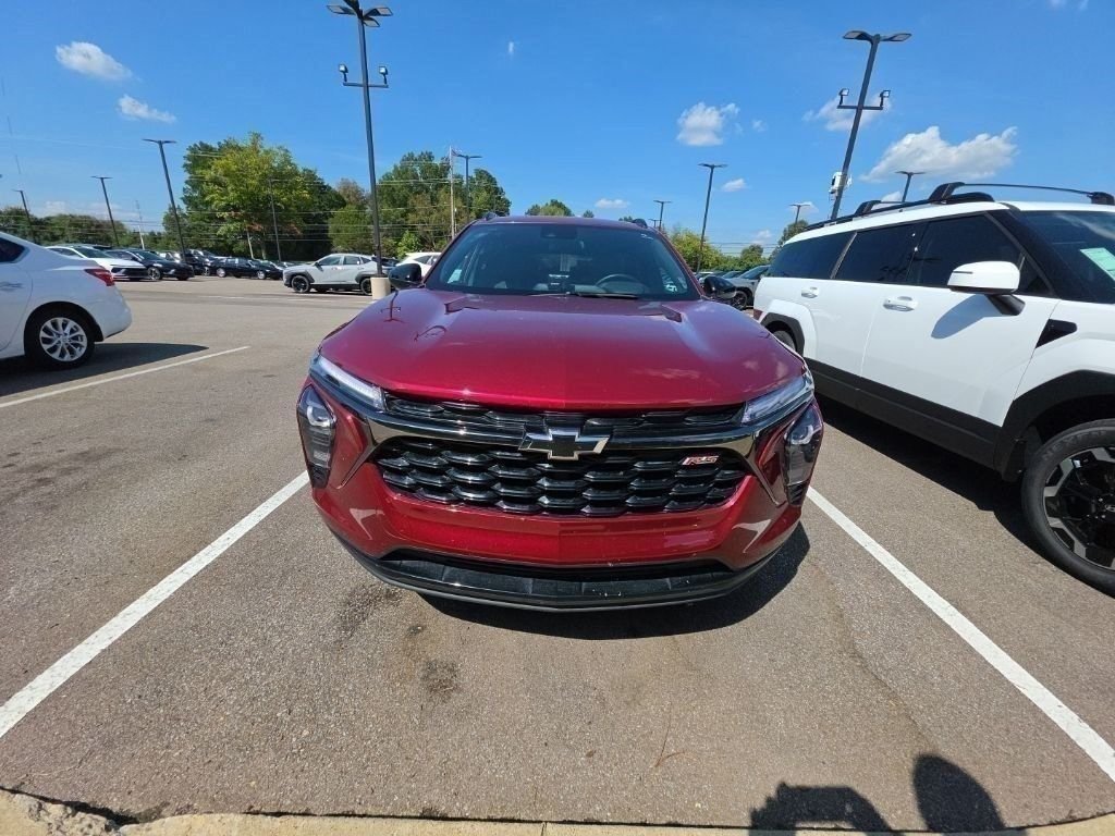 Used 2025 Chevrolet Trax RS w/ Sunroof Package FWD image 2