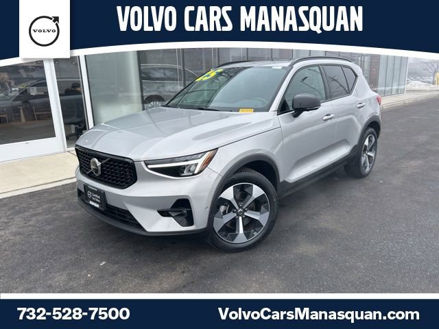 Certified 2025 Volvo XC40 B5 Plus image 1