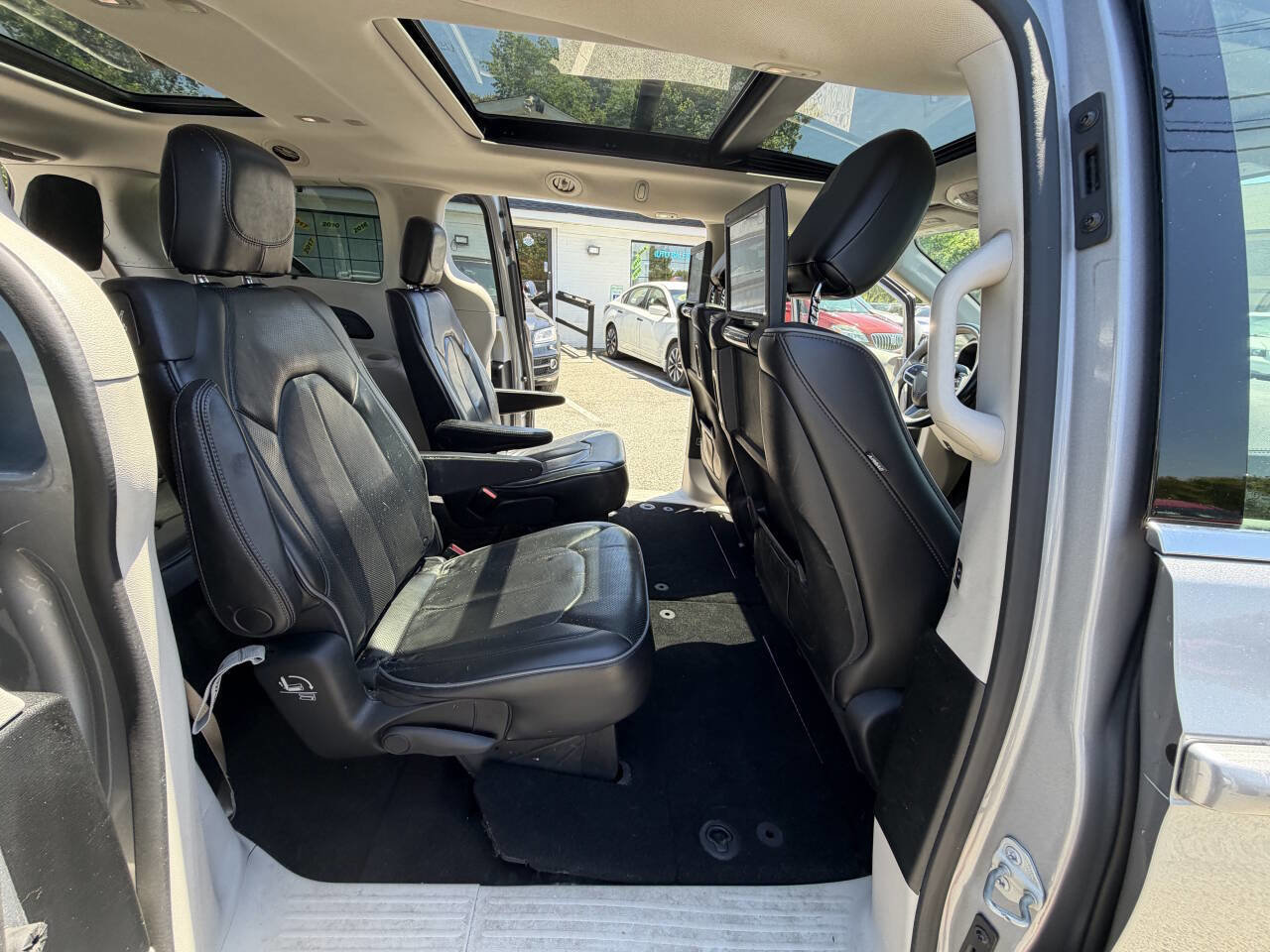 Used 2018 Chrysler Pacifica Limited FWD image 30