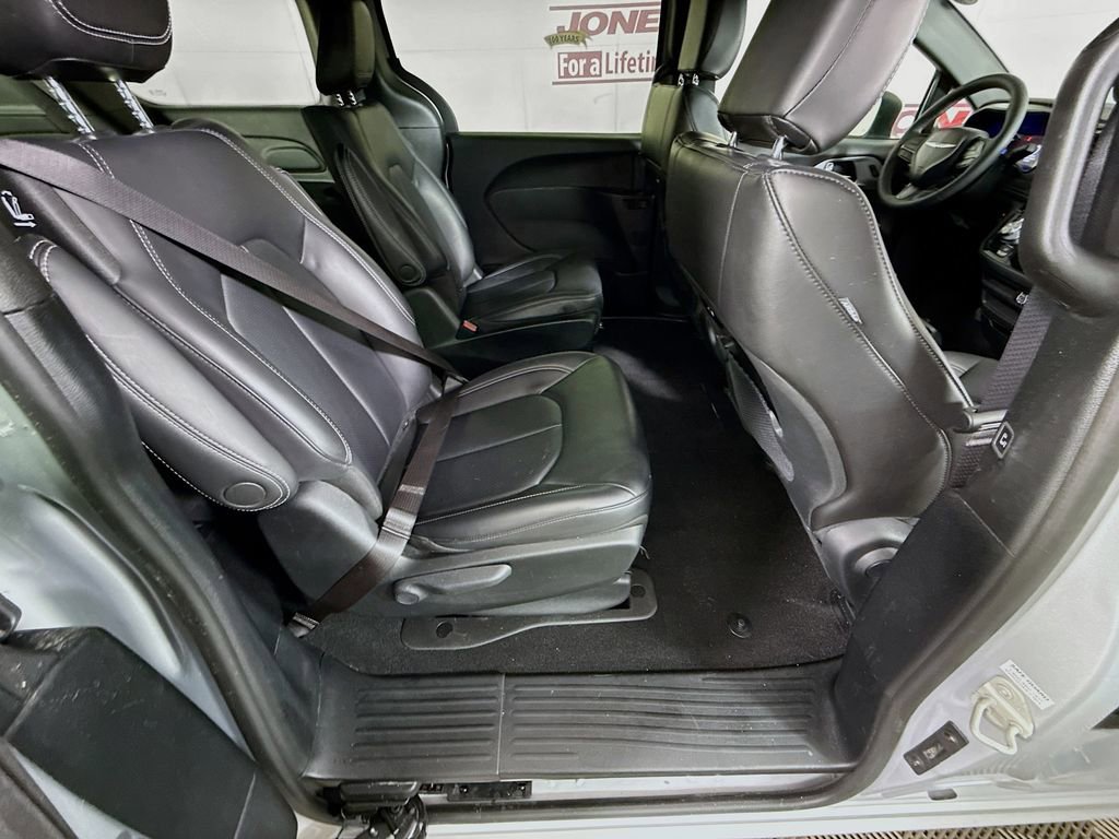 Used 2023 Chrysler Pacifica Touring-L w/ S Appearance Package image 32