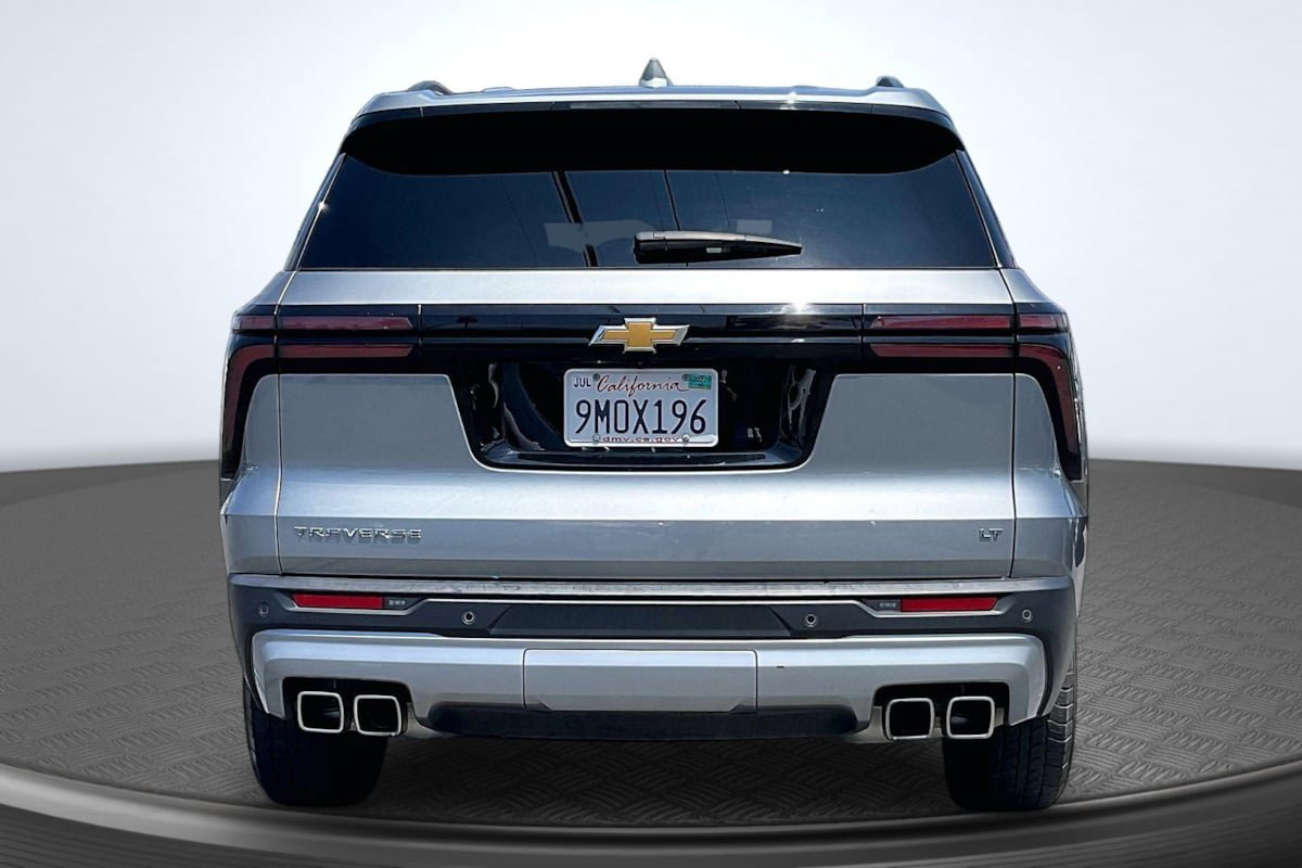 Used 2024 Chevrolet Traverse LT FWD image 4