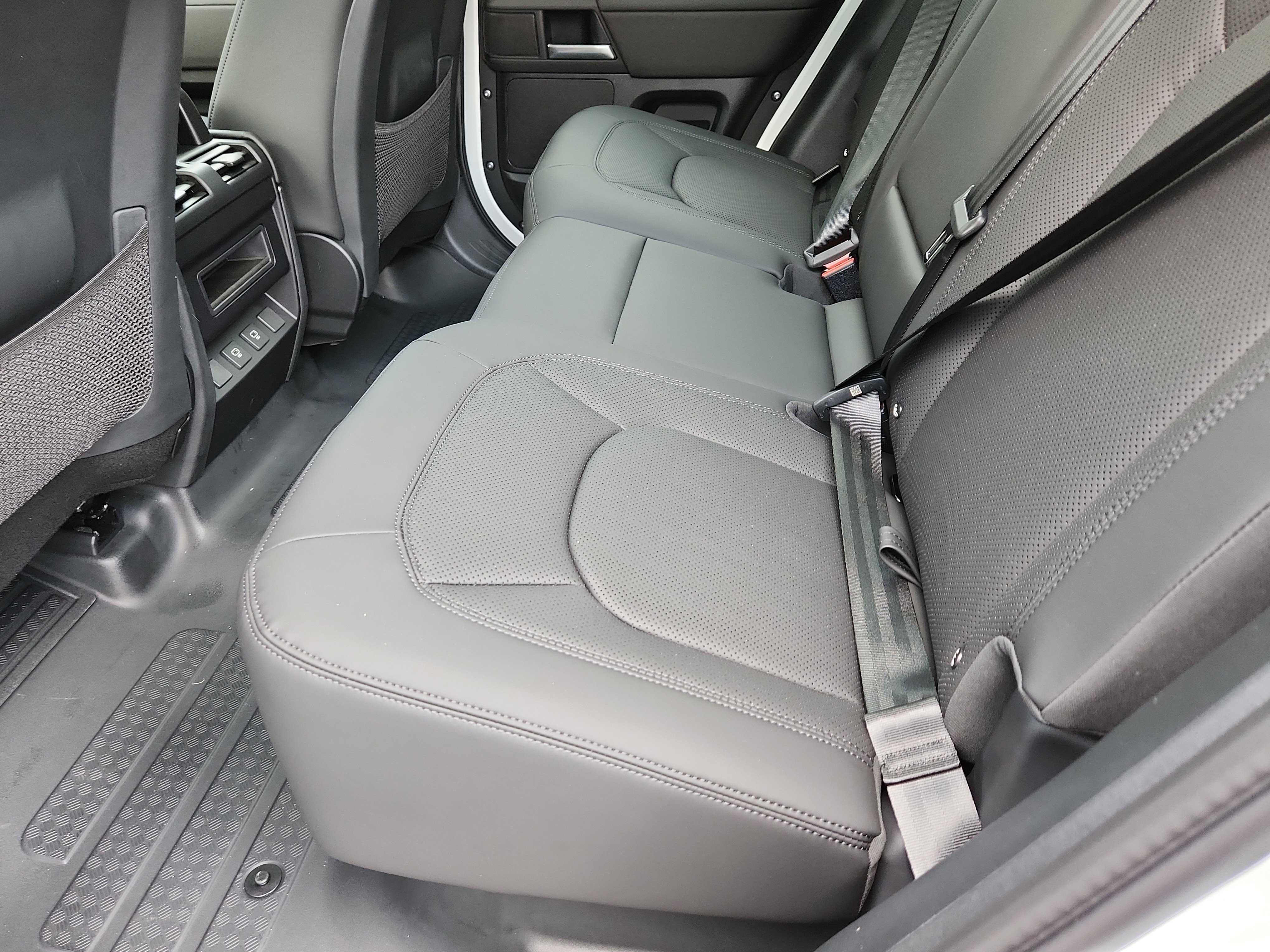 New 2025 Land Rover Defender 110 X-Dynamic SE image 13