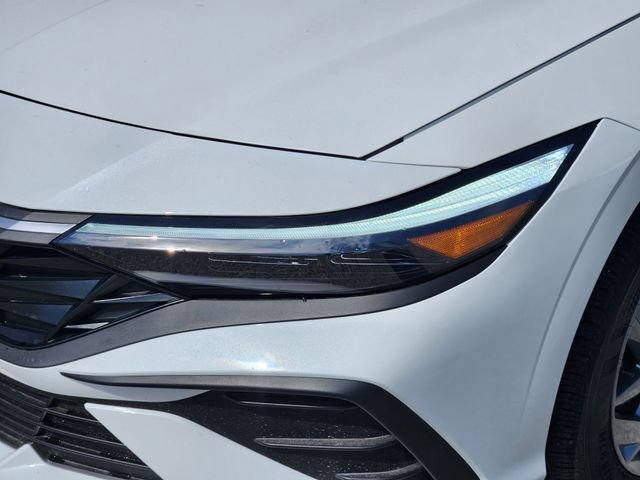 Used 2025 Hyundai Elantra Hybrid FWD image 7