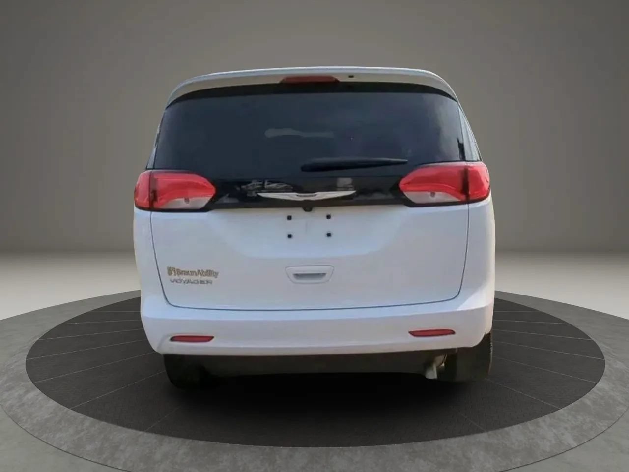 Used 2023 Chrysler Voyager LX FWD image 4