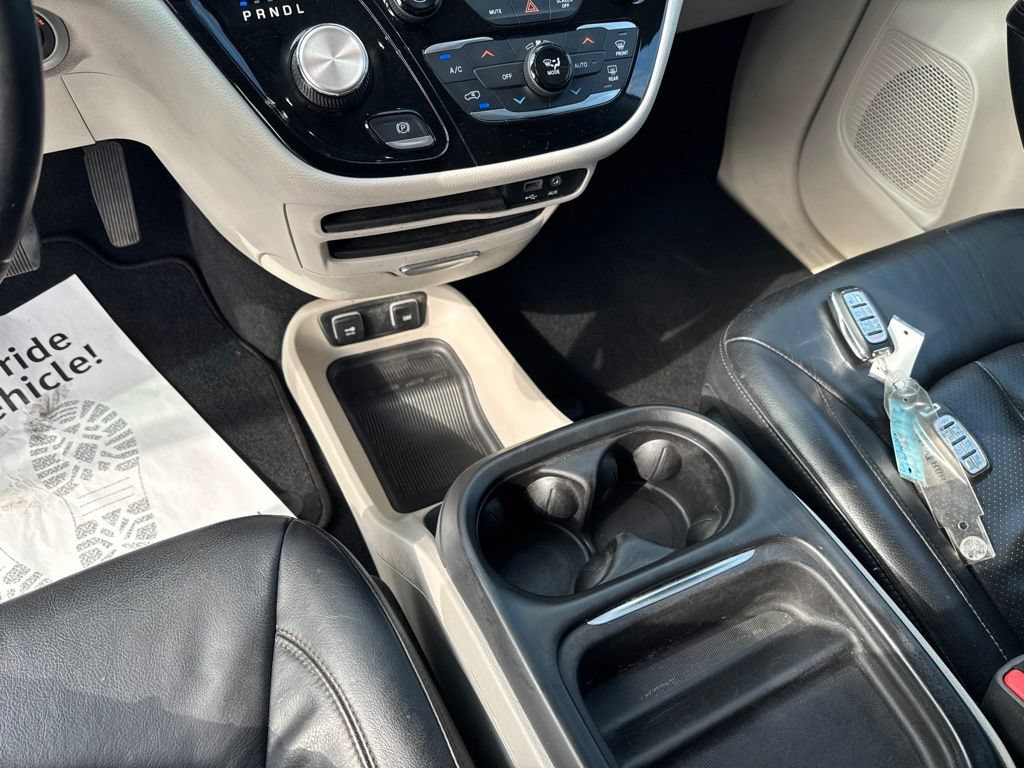 Used 2018 Chrysler Pacifica Touring-L FWD image 22