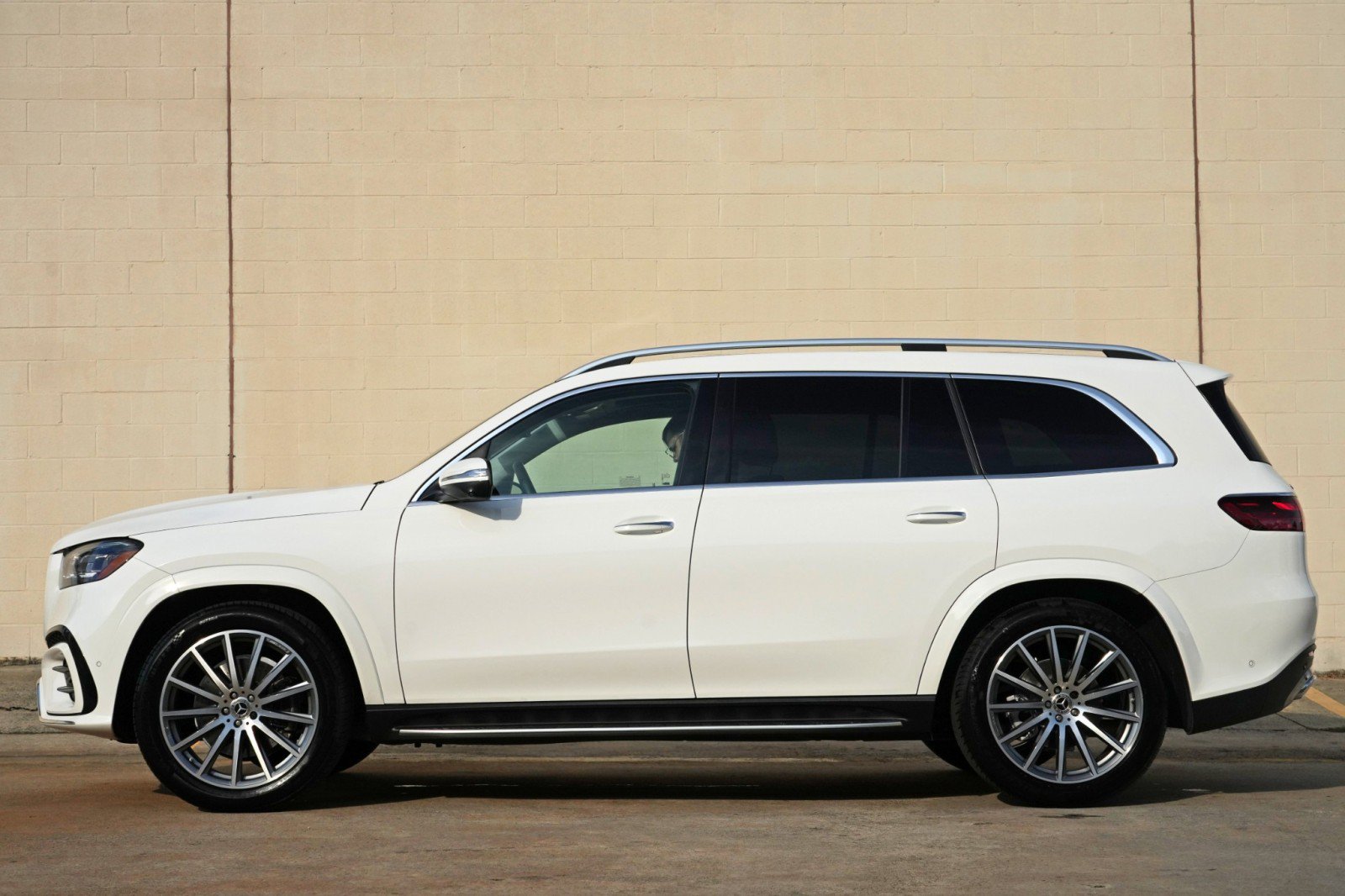 Used 2024 Mercedes-Benz GLS 450 4MATIC w/ AMG Line Exterior image 9