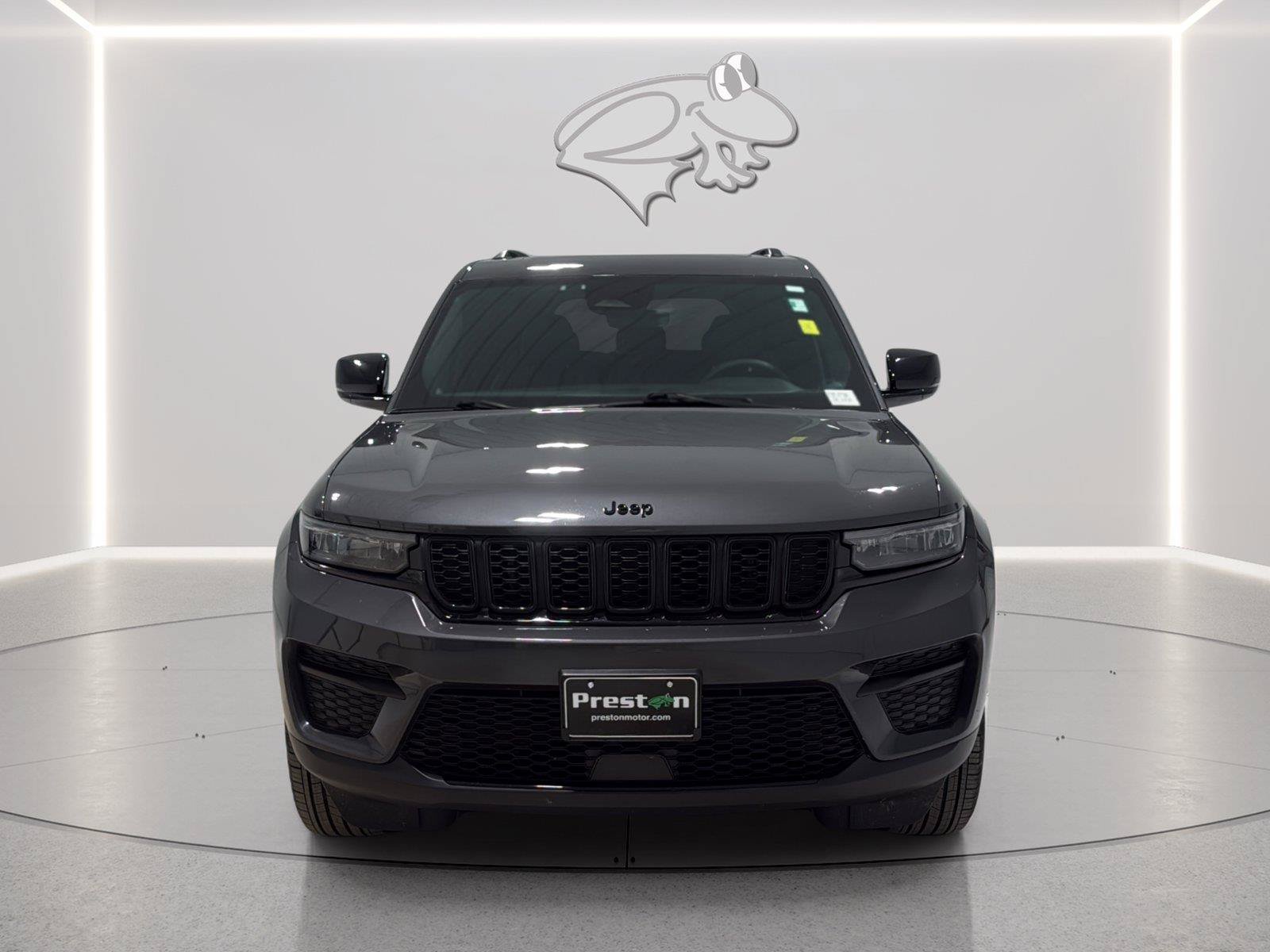 Used 2025 Jeep Grand Cherokee Altitude w/ Trailer Tow Package AWD/4WD image 8