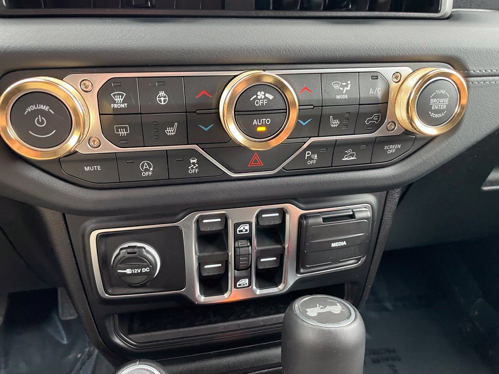 Used 2026 Jeep Wrangler Unlimited Sahara AWD/4WD image 19